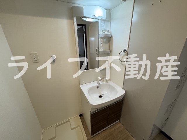 洗面設備　独立洗面台、小物を置くことができて便利です