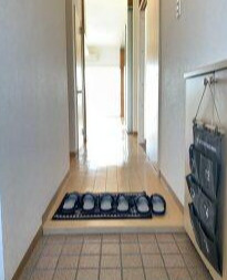 玄関　写真は別居室のものです。