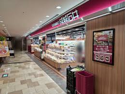 スーパー　成城石井オペラシティ店（スーパー）まで614m