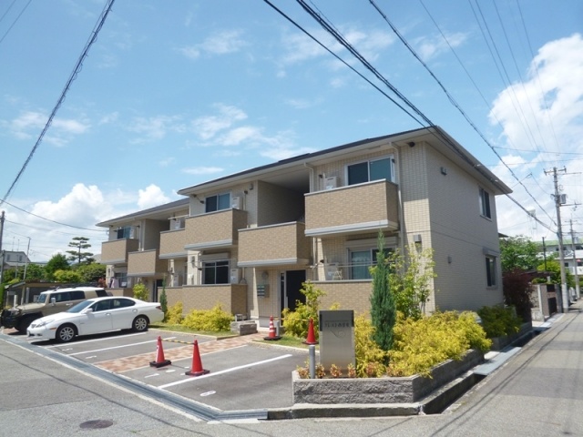 建物外観　宅配ボックス付きで不在時にも便利！