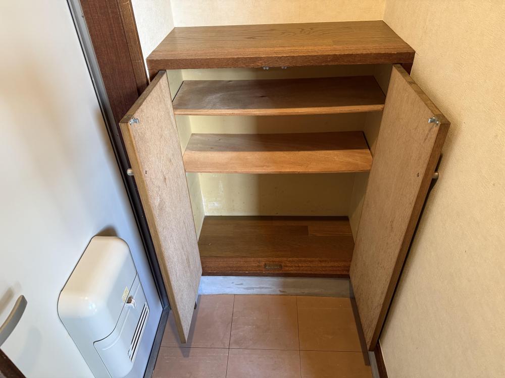玄関　玄関にも収納あり！