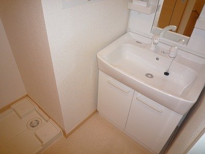 洗面設備　ゆったりとスペースのある洗面所