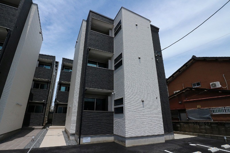 建物外観　外観　オートロック付　宅配ＢＯＸ有り