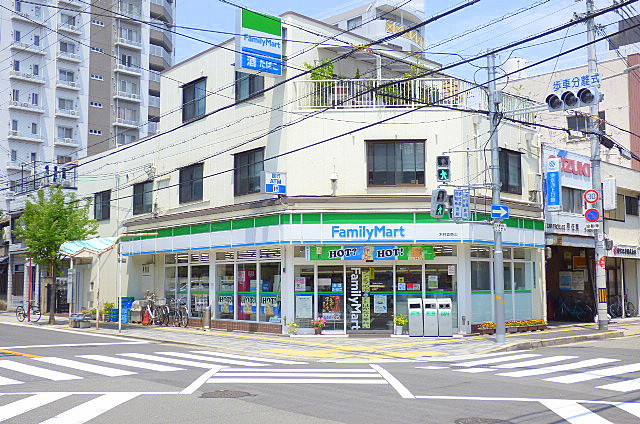 コンビニ　ファミリーマート（コンビニ）まで977m