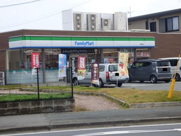 コンビニ　ファミリーマート　光の森店（コンビニ）まで582m