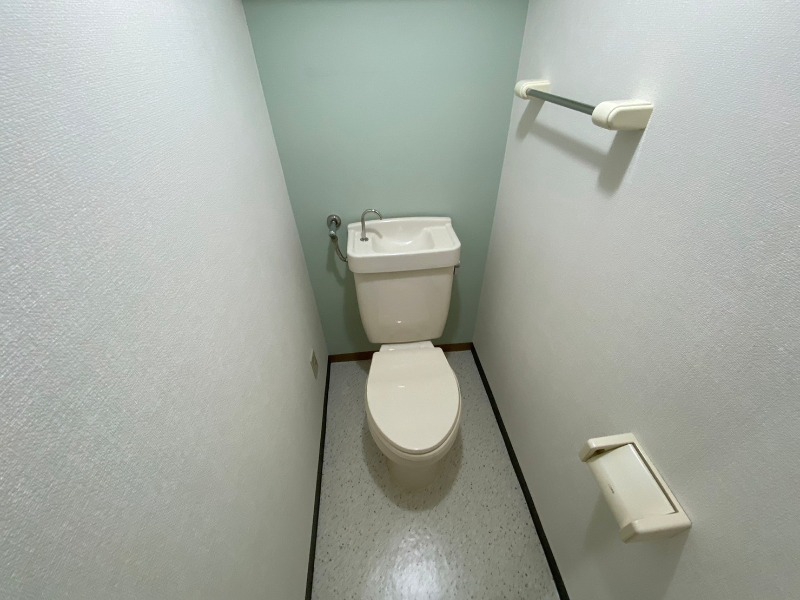 トイレ　こちらはトイレです。清潔感があり、安心して使用できます。