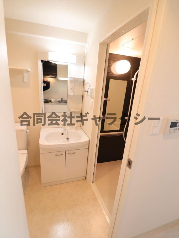 洗面設備　シャンプードレッサー付き洗面台
