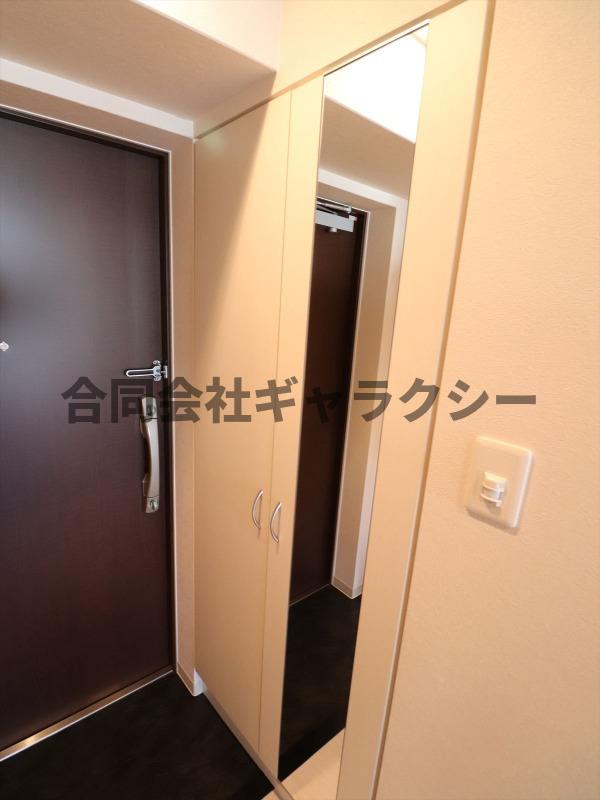 玄関　姿見＆シューズボックス有
