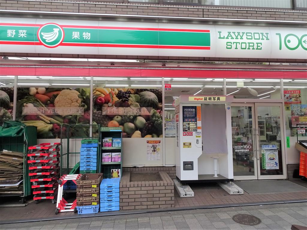 コンビニ　ローソンストア100新宿早稲田通店（コンビニ）まで50m