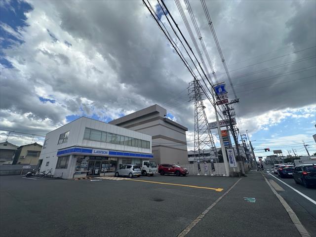 コンビニ　ローソン枚方南中振二丁目店（コンビニ）まで722m