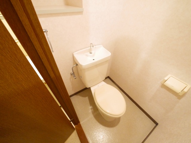 トイレ　落ち着いた色調のトイレです