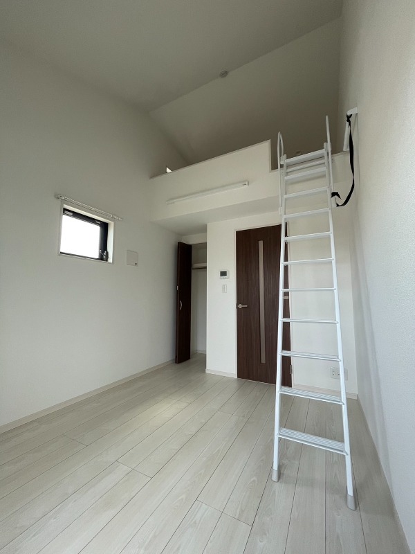居室・リビング　※写真は同タイプ・左右反転の別部屋です。