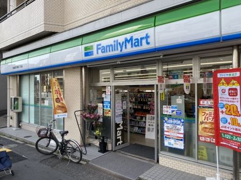 コンビニ　ファミリーマート伊豆屋下目黒三丁目店（コンビニ）まで182m