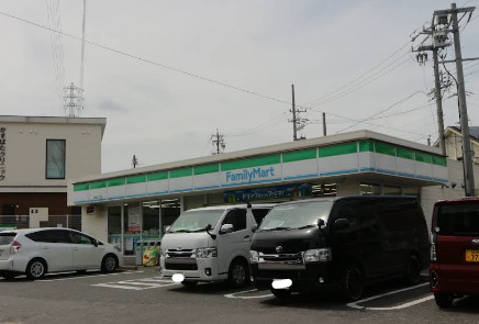 コンビニ　ファミリーマート 粕畠三丁目店（コンビニ）まで385m