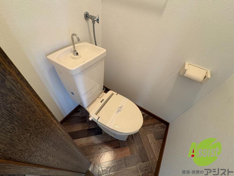 トイレ　こちらはトイレです。清潔感があり、安心して使用できます。
