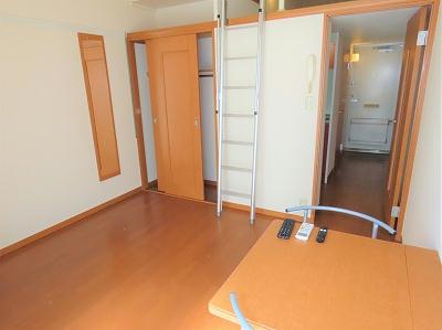 居室・リビング　家具家電が備え付けのお部屋です