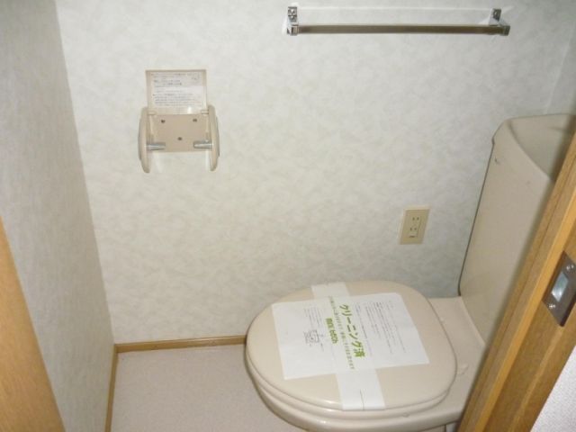 トイレ　タオルかけあり。取付けなし。