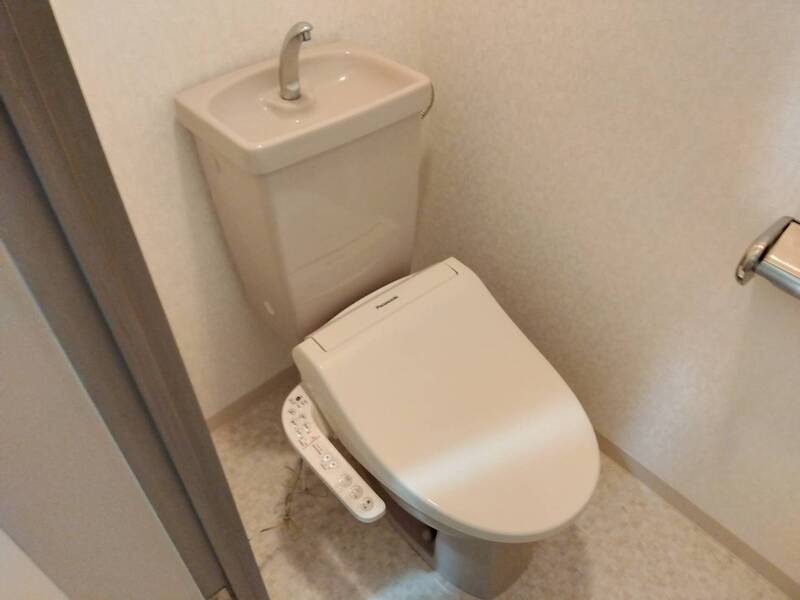 トイレ　この写真は同マンションの他のお部屋のものです