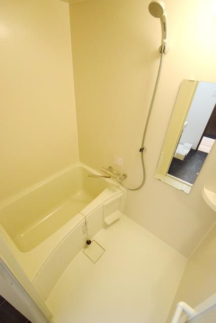 バス・シャワールーム　※反転タイプのお部屋の写真を使用しています。