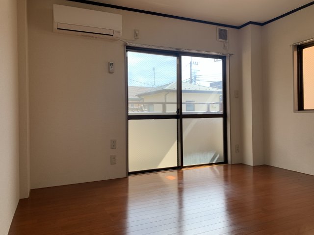 居室・リビング　他のお部屋の参考写真となります。※横の窓はございません。
