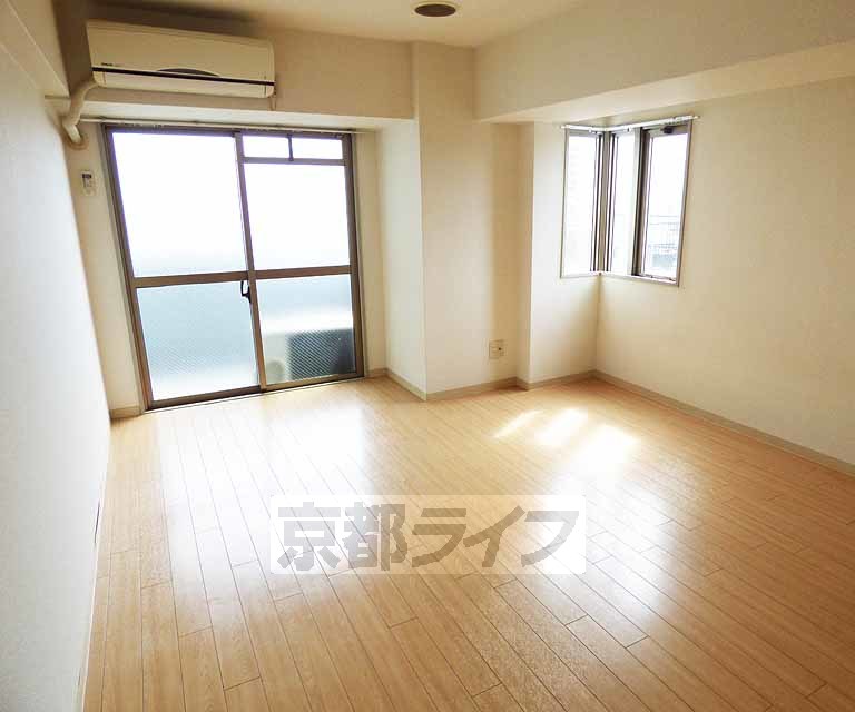 居室・リビング　窓が２つで明るいお部屋