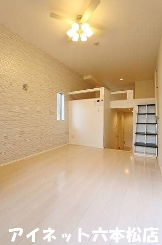 地下鉄七隈線 梅林駅 徒歩7分 2階建 築15年の居間写真