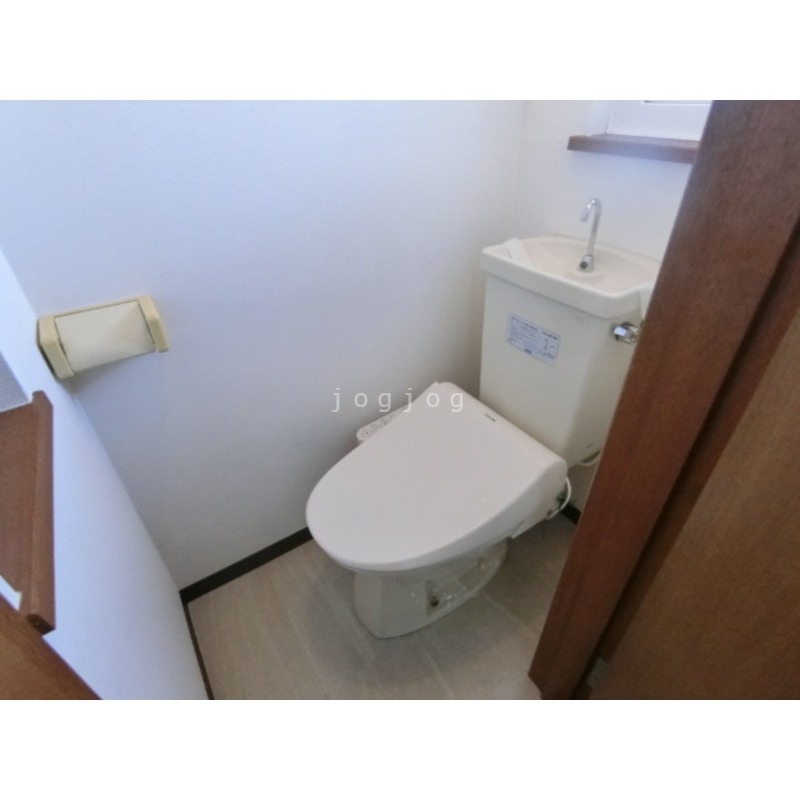 トイレ　嬉しい温水洗浄便座付きのトイレです。