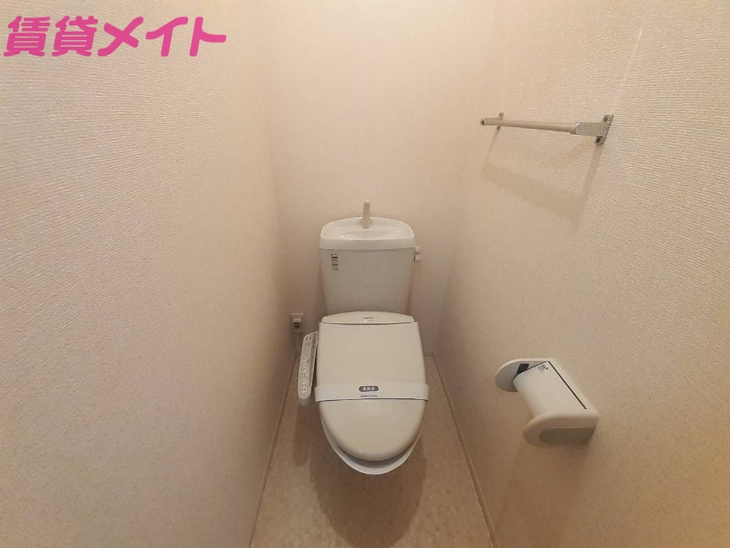 トイレ　別部屋反転写真です