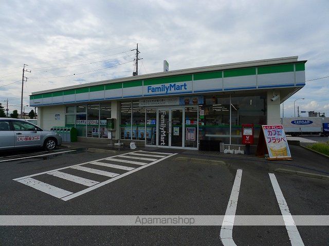 コンビニ　ファミリーマート伊勢崎流通団店（コンビニ）まで900m