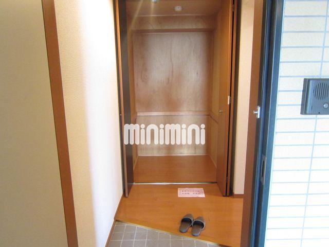 玄関　玄関の目の前の収納。奥行きの広さにビックリ