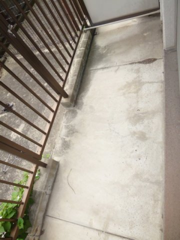 バルコニー　暖かな日差しのふりそそぐバルコニー