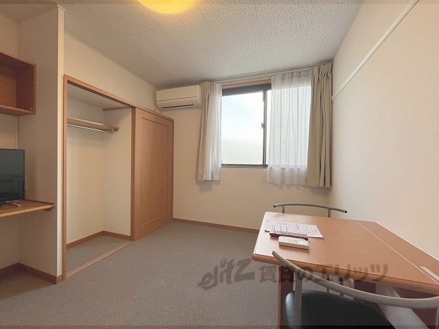 レオパレス西真美の居間写真