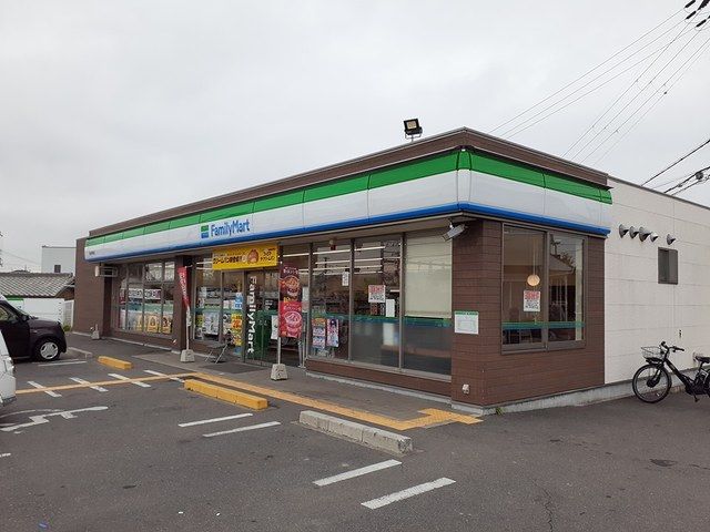 コンビニ　ファミリーマート様（コンビニ）まで762m