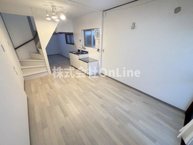 萱振町2丁目貸家の居間写真