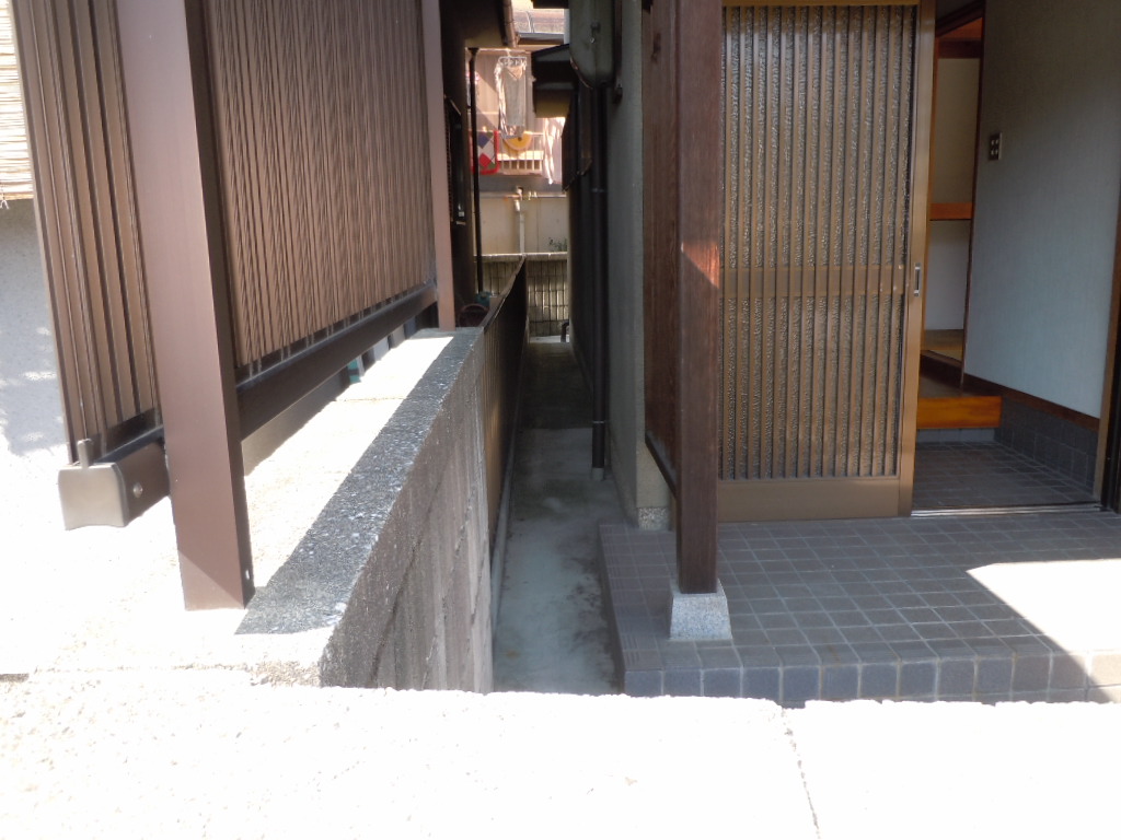 近鉄奈良線 生駒駅 徒歩12分 2階建 築33年の玄関写真