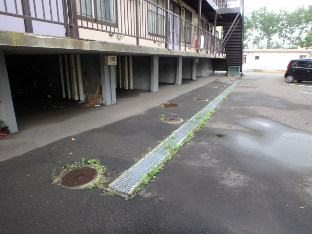 【苫小牧市豊川町のアパートの駐車場】