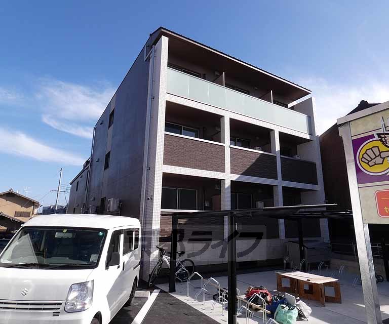 京都市伏見区淀新町のマンションの建物外観
