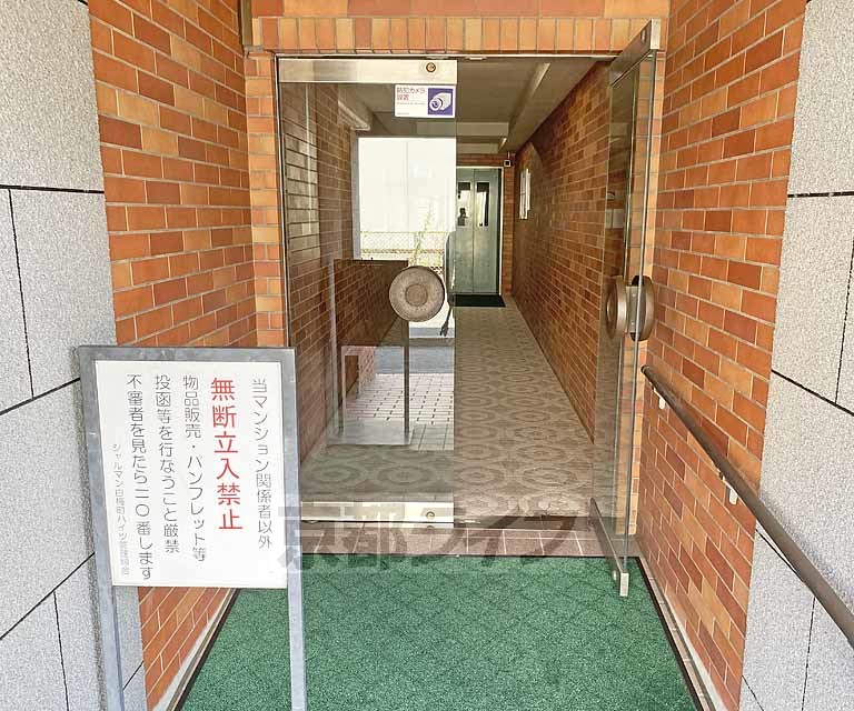 【京都市北区北野下白梅町のマンションのエントランス】