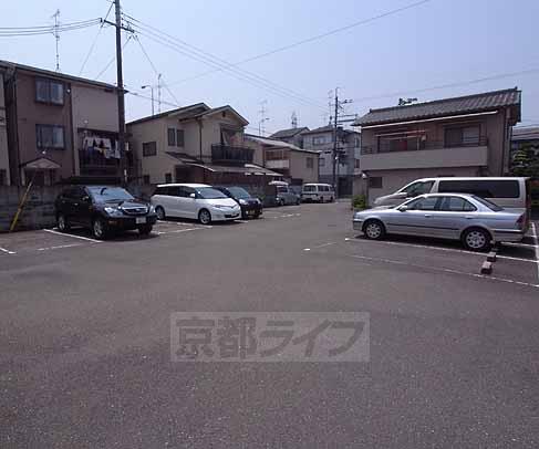 【京都市南区久世中久世町１丁目のマンションの駐車場】