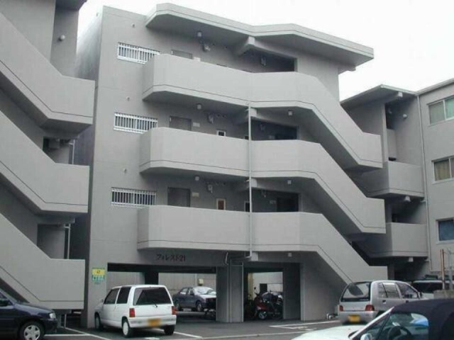 松山市小坂のマンションの建物外観