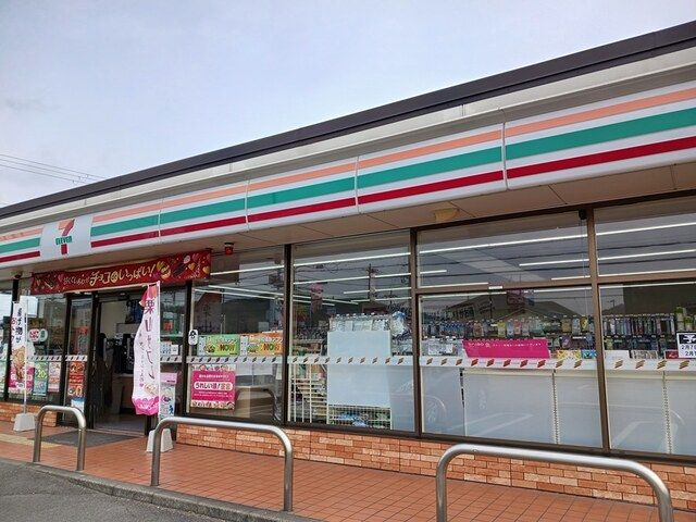 コンビニ　セブンイレブン（コンビニ）まで530m