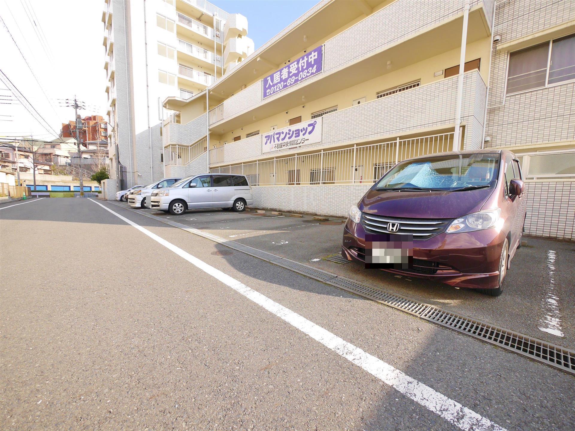 【ライオンズマンション青山第３の駐車場】