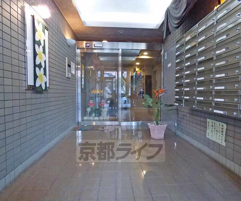 【京都市上京区飛鳥井町のマンションのエントランス】