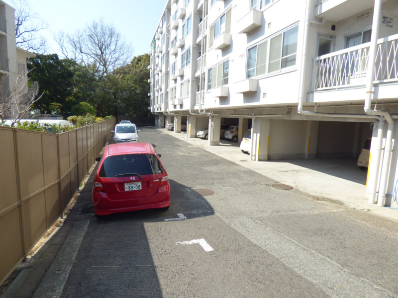 【離宮ビルの駐車場】