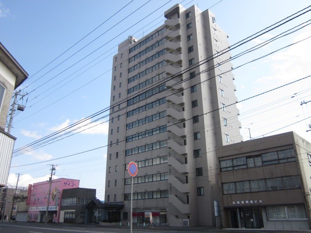 苫小牧市本幸町のマンションの建物外観