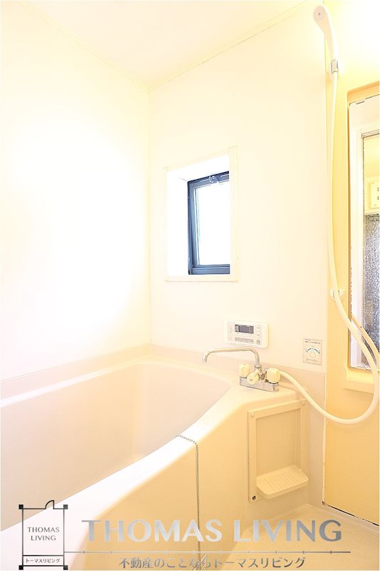 バス・シャワールーム　お風呂には窓が付いています。