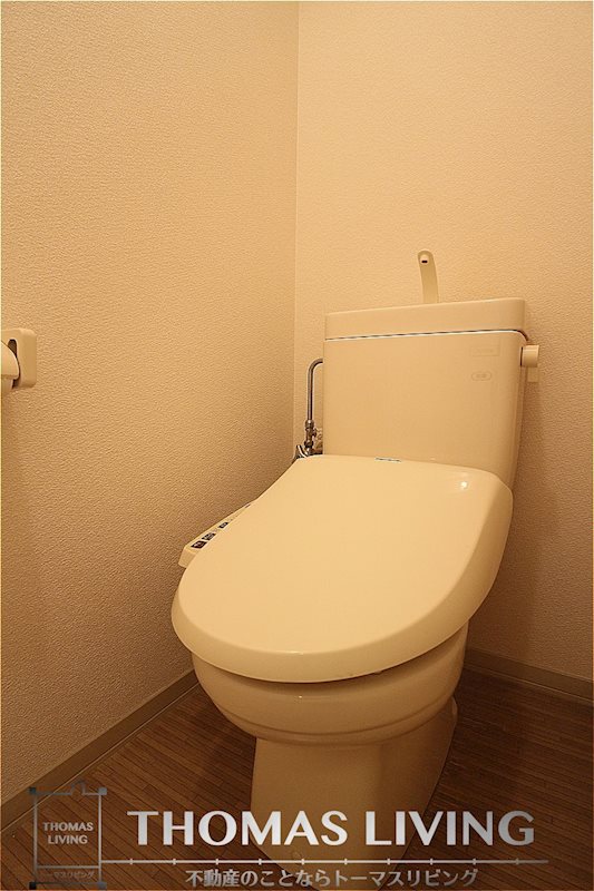 トイレ　温水洗浄便座付きのトイレです。