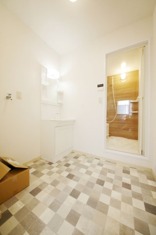 洗面設備　別部屋同間取りのお写真となります。参考にご覧くださいませ。現