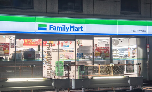 コンビニ　ファミリーマート千駄ヶ谷五丁目店（コンビニ）まで216m