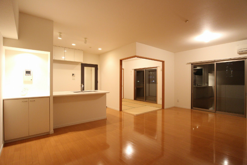 居室・リビング　広さも形も納得です。分譲仕様の内装をご覧ください。